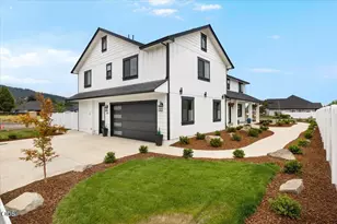 610 Pheasant Creek Dr, Central Point, OR 97502 - Photo 3