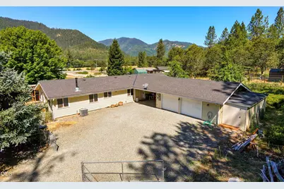 2072 E Evans Creek Road, Rogue River, OR 97537 - Photo 3