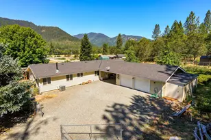 2072 E Evans Creek Rd, Rogue River, OR 97537 - Photo 3