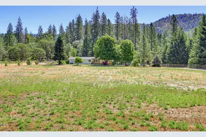 2072 E Evans Creek Road, Rogue River, OR 97537 - Photo 27