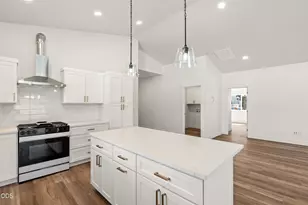 467 Arnos St, Talent, OR 97540 - Photo 13