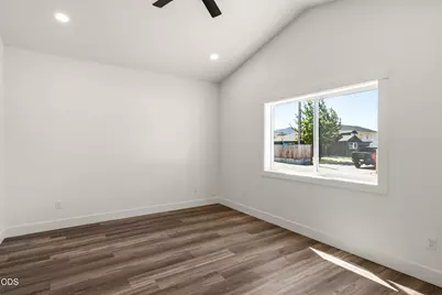 467 Arnos Street, Talent, OR 97540 - Photo 5