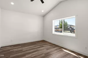 467 Arnos St, Talent, OR 97540 - Photo 5