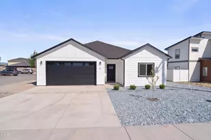 467 Arnos St, Talent, OR 97540 - Photo 1