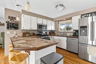 2284 Northwest 13th St, Redmond, OR 97756 - Photo 11