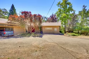 502 Vista Park Dr, Eagle Point, OR 97524 - Photo 5