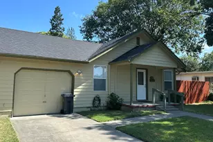728 SW I St, Grants Pass, OR 97526 - Photo 3