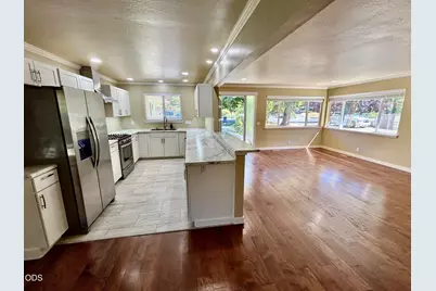 1024 NW Hawthorne Avenue, Grants Pass, OR 97526 - Photo 7