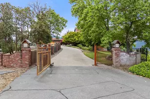 928 W Woodside St, Grants Pass, OR 97527 - Photo 1
