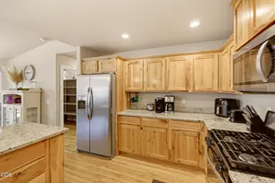 1003 SE Grandview Ave, Grants Pass, OR 97527 - Photo 5