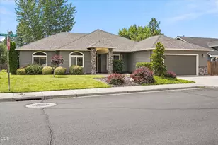 88 Pineridge Ln, Eagle Point, OR 97524 - Photo 3