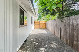 1451 Bluebonnet Ave, Medford, OR 97504 - Photo 11