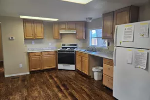 380 W Gregory Rd, Central Point, OR 97502 - Photo 3