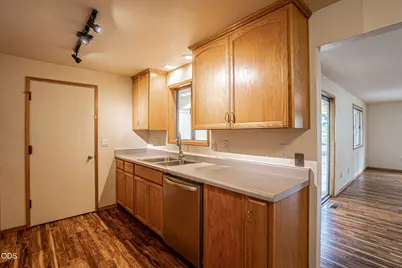 2327 Crater Lake Avenue, Medford, OR 97504 - Photo 7