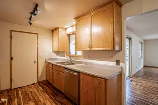 2327 Crater Lake Ave, Medford, OR 97504 - Photo 7