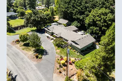 686 Towne Street, Grants Pass, OR 97527 - Photo 3