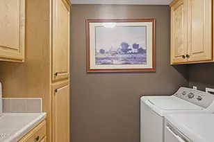921 NE Beacon Dr, Grants Pass, OR 97526 - Photo 31