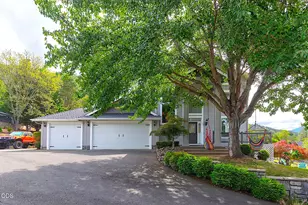 921 NE Beacon Dr, Grants Pass, OR 97526 - Photo 13