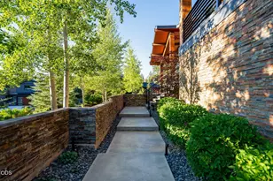 19077 Mount McLoughlin Ln, Bend, OR 97703 - Photo 3