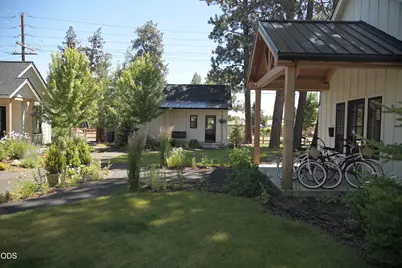 560 E Main Avenue, Sisters, OR 97759 - Photo 9