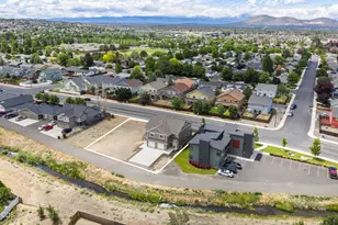 1214 SW 27th St, Redmond, OR 97756 - Photo 3