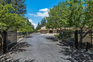 19572 Apache Rd, Bend, OR 97702 - Photo 3