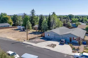 2466 SW 26th St, Redmond, OR 97756 - Photo 3
