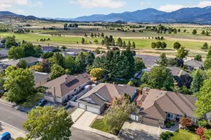 3460 Blue Blossom Dr, Medford, OR 97504 - Photo 5