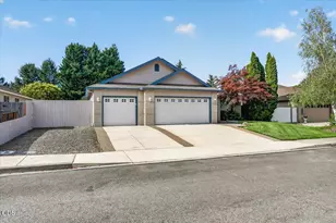 3460 Blue Blossom Dr, Medford, OR 97504 - Photo 1