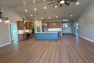 3366 Viewpoint Dr, Medford, OR 97504 - Photo 5
