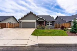 432 NE Oak Ave, Redmond, OR 97756 - Photo 1