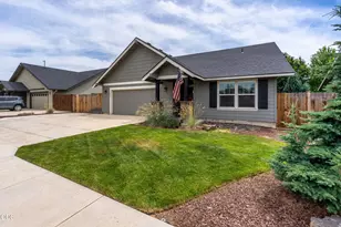 432 NE Oak Ave, Redmond, OR 97756 - Photo 3