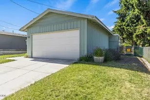 620 Mt Pitt St, Klamath Falls, OR 97601 - Photo 3