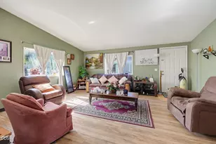633 E Archwood Dr, Eagle Point, OR 97524 - Photo 7