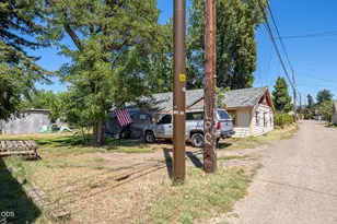 825 W 13th St, Medford, OR 97501 - Photo 3
