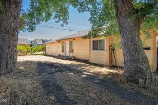 825 W 13th St, Medford, OR 97501 - Photo 15