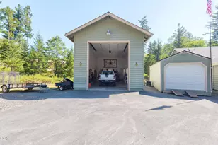 141 N Lappland Dr, Grants Pass, OR 97527 - Photo 33