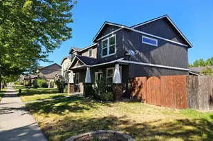 1320 NE 3rd St, Redmond, OR 97756 - Photo 3