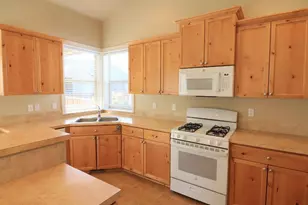 540 NW 28th St, Redmond, OR 97756 - Photo 3