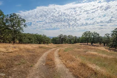 8785 Blackwell Road, Central Point, OR 97502 - Photo 9