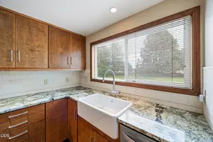 61670 Somerset Dr, Bend, OR 97702 - Photo 13