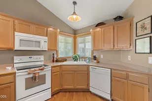 440 Scottsdale Cir, Medford, OR 97504 - Photo 5