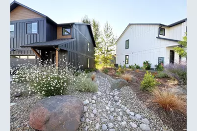 203 Bogey Lane, Eagle Point, OR 97524 - Photo 1