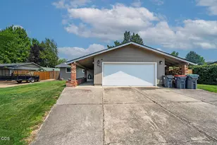 933 Rose Valley Dr, Central Point, OR 97502 - Photo 3
