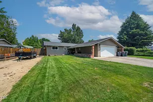 933 Rose Valley Dr, Central Point, OR 97502 - Photo 1