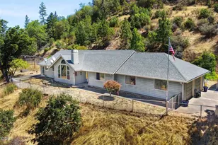 1040 Wards Creek Rd, Rogue River, OR 97537 - Photo 11