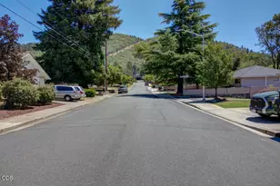 1012 NE Hefley St, Grants Pass, OR 97526 - Photo 5