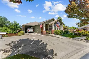 830 SW Bryn Ct, Grants Pass, OR 97527 - Photo 3