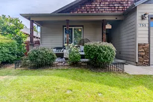 751 Tivoli Dr, Medford, OR 97501 - Photo 3