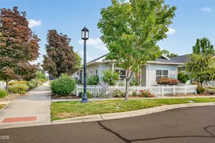 684 Golden Peak Dr, Central Point, OR 97502 - Photo 3